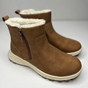 Khombu Sienna Ladies All weather boot in brown water repellant memory foam
